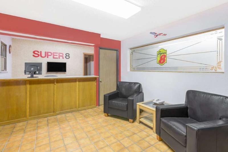 Super 8 By Wyndham Butler Hotel Kültér fotó